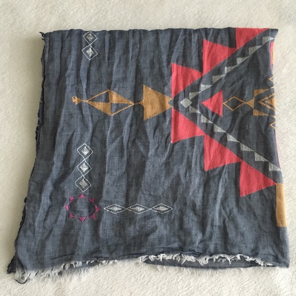 Beautiful lightweight  embroidered scarf - Picture 5 of 6